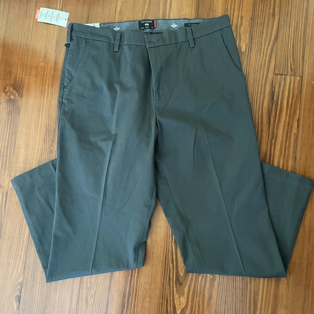 NWT DOCKERS Workday Khaki Classic Fit 40x32